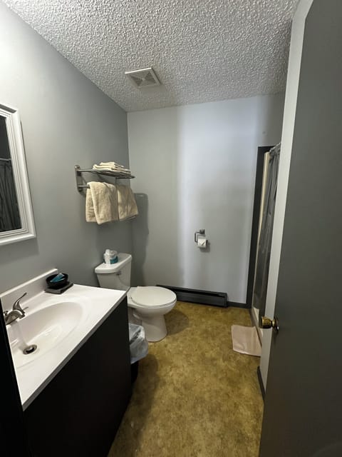 Single Room | Bathroom | Towels, soap, shampoo, toilet paper