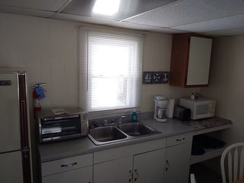 Cabin | Private kitchen | Mini-fridge, microwave, coffee/tea maker, paper towels