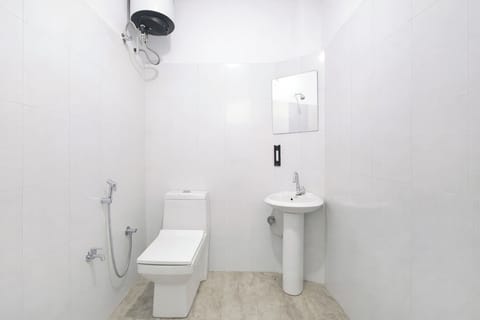 Deluxe Room | Bathroom | Shower, rainfall showerhead, free toiletries, towels