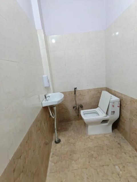 Deluxe Room | Bathroom | Shower, rainfall showerhead, towels