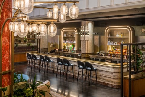 2 bars/lounges, cocktail bar, rooftop bar