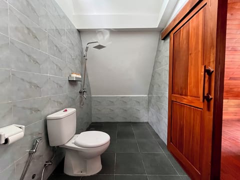 Superior Bungalow, Garden View | Bathroom | Shower, free toiletries, hair dryer, towels