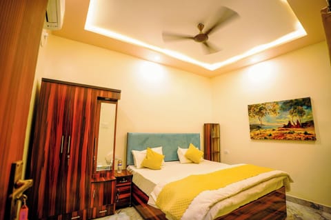 Superior Room, 1 King Bed | Laptop workspace, free WiFi