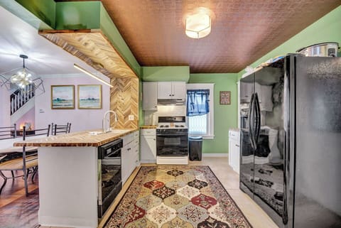 Full-size fridge, microwave, oven, stovetop