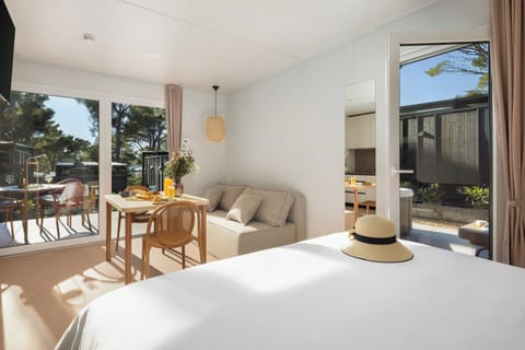 Glamping Escape with private jacuzzi 2+1 | In-room safe, blackout drapes, free WiFi