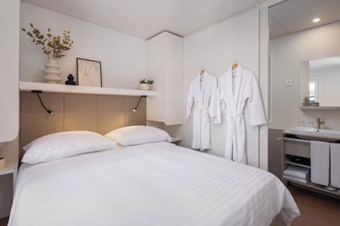 Premium Escape with private jacuzzi 4+1 | In-room safe, blackout drapes, free WiFi