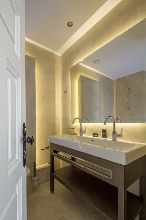 Deluxe Room (Family) | Bathroom sink