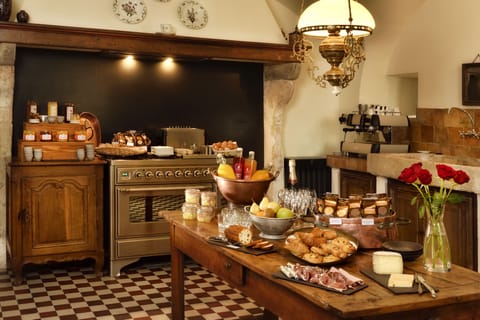 Daily buffet breakfast (EUR 29.50 per person)