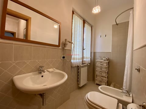 Deluxe Double Room, Garden View | Bathroom | Shower, free toiletries, hair dryer, bathrobes