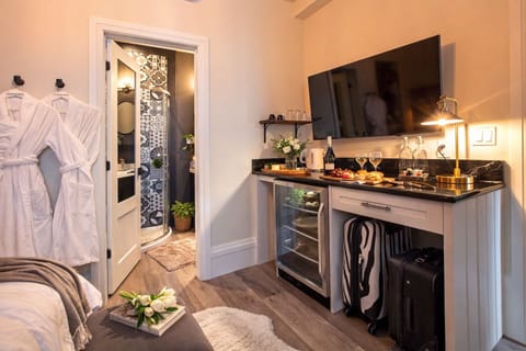 Luxury Room | Blackout drapes, soundproofing, iron/ironing board, free WiFi