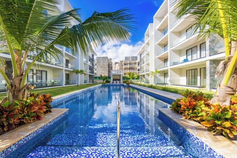 Outdoor pool, sun loungers