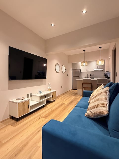 Griego · 1BR · Cama King · Terraza Privada · Planta Baja | Living area | 55-inch LED TV with digital channels