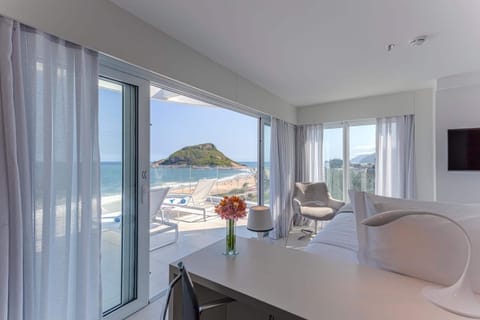 Junior Suite, 1 King Bed, Ocean View | Private kitchen