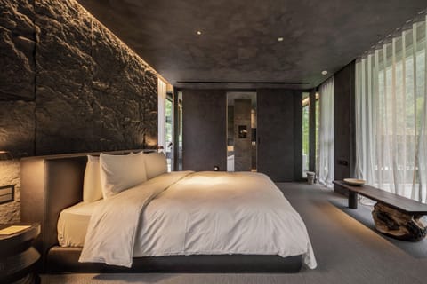 Guest Room - Evermount - 1King Bed | Premium bedding, free minibar, in-room safe, free cribs/infant beds