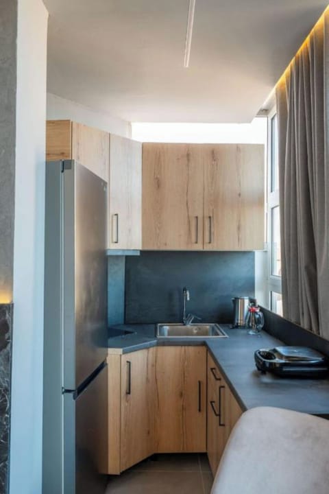 Deluxe Suite, Balcony | Private kitchen