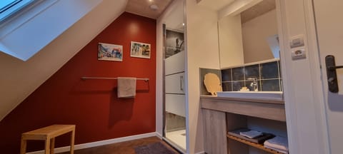 Shower, free toiletries, hair dryer, towels