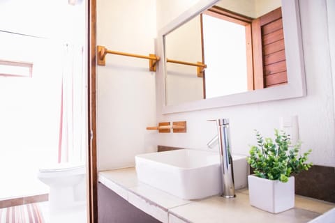 Shower, free toiletries, towels