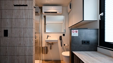 Basic Single Room | Bathroom | Shower, free toiletries, hair dryer, towels