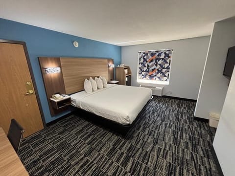 Desk, blackout drapes, iron/ironing board, free WiFi