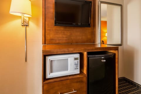 Suite, Non Smoking | Desk, iron/ironing board, free cribs/infant beds, free WiFi