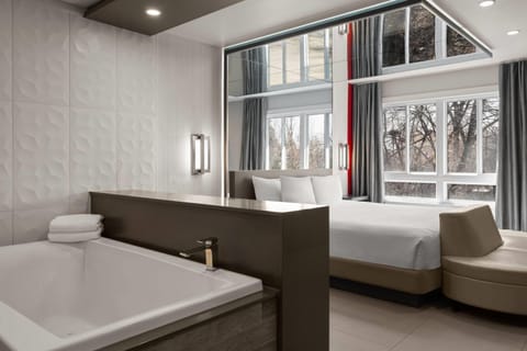 Superior Suite, 1 King Bed, Non Smoking | Jetted tub