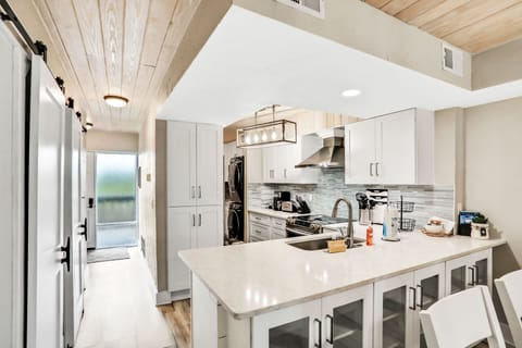 Condo, Multiple Beds, Balcony, Ocean View (Sunrise Escape) | Private kitchen