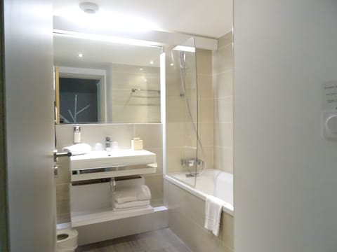 "Deluxe Double Room, River View | Bathroom | Combined shower/tub, free toiletries, hair dryer, towels