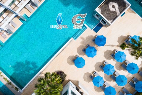 Outdoor pool, pool umbrellas, sun loungers