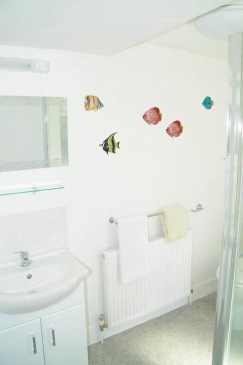 Twin Room, Garden View | Bathroom | Shower, hair dryer, towels, soap