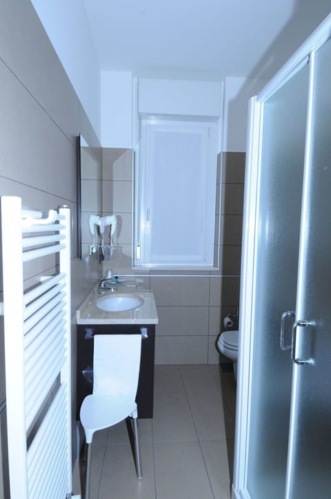 Room | Bathroom | Hair dryer, towels