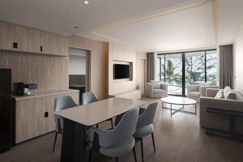 Suite, Balcony, Oceanfront | Minibar, in-room safe, desk, soundproofing