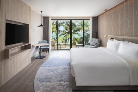 Superior Room, Balcony, Oceanfront | Minibar, in-room safe, desk, soundproofing