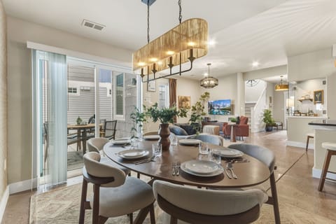 House, Multiple Beds, Patio, Garden View (233 Urban Prairie Street) | Dining