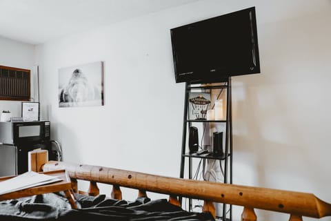 Studio, 1 King Bed, Patio (Island Cove Resort 6) | Interior