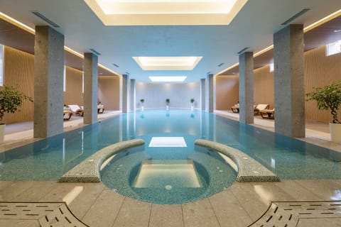 Sauna, steam room, aromatherapy, sports massages, 2 treatment rooms