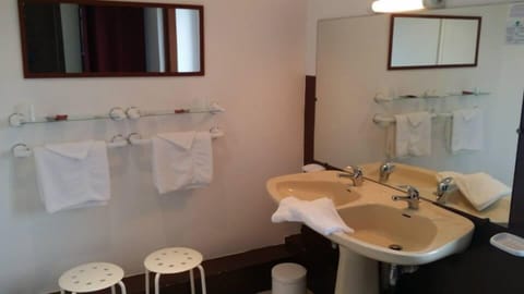 Superior Double Room, Sea View | Bathroom | Free toiletries, towels