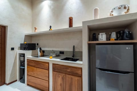 Basic House | Private kitchen | Fridge, microwave, stovetop, electric kettle