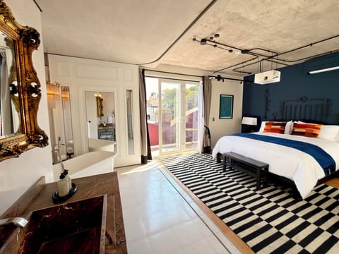 Design Studio Suite, 1 King Bed, City View | Premium bedding, down comforters, in-room safe, individually furnished