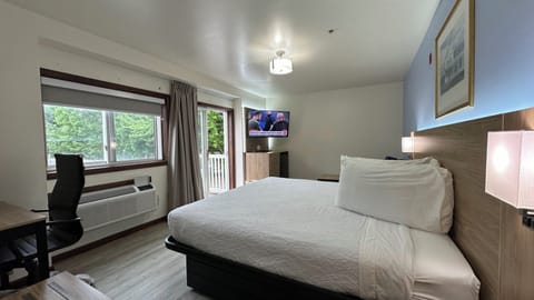 King Room | Egyptian cotton sheets, premium bedding, memory foam beds