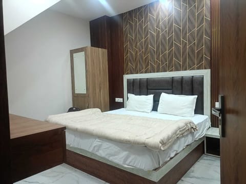 Superior Double Room, City View | Desk, iron/ironing board, free WiFi
