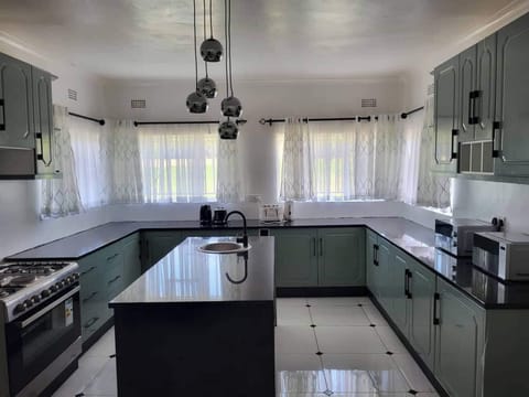 House, 5 Bedrooms | Interior