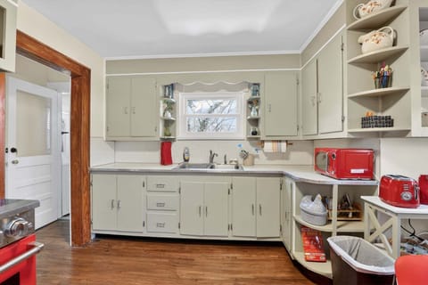 House, 2 Bedrooms | Private kitchen | Fridge, oven, coffee/tea maker, toaster