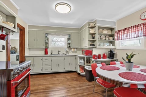 House, 2 Bedrooms | Private kitchen | Fridge, oven, coffee/tea maker, toaster