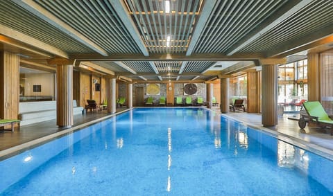 Indoor pool, 3 outdoor pools