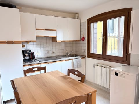 Basic Apartment, Patio, Garden View | Private kitchen | Fridge, stovetop, dishwasher, cookware/dishes/utensils