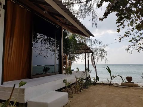 Deluxe Bungalow, 1 King Bed, Ocean View | Free WiFi