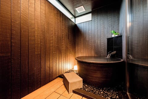 Deluxe Villa | Bathroom | Shower, free toiletries, hair dryer, towels