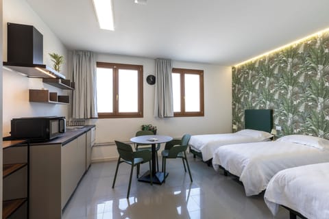 Standard Room, 3 Twin Beds, Kitchenette | Living area