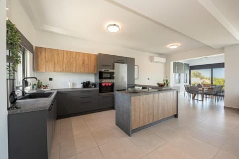 Deluxe Villa, Sea View | Private kitchen | Full-size fridge, microwave, oven, stovetop