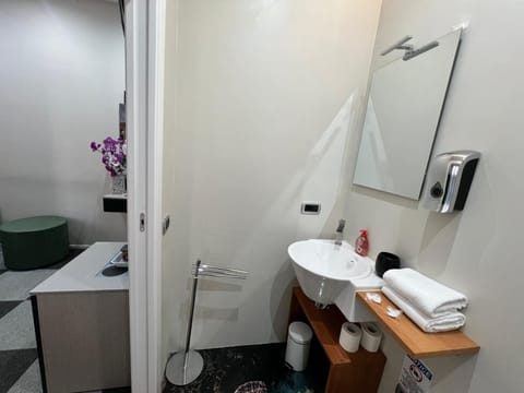 Comfort Double Room, 1 King Bed, Non Smoking | Bathroom | Shower, hair dryer, towels, soap